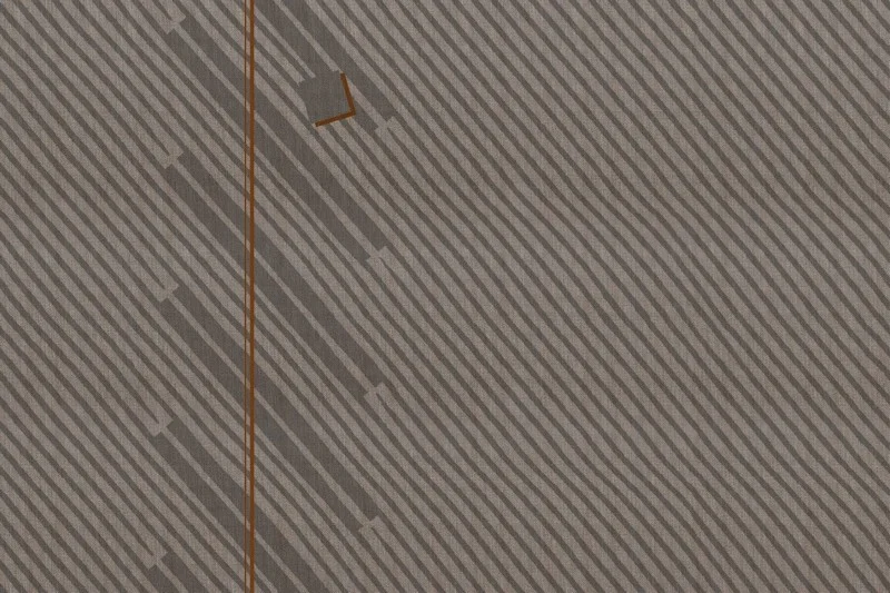 Bir Tarafı Antrasit Beton Diğer Tarafı Bej Keten Dokulu Üzerinde Soyut Dal ve Işık Noktası Detayları Olan Modern Duvar Kağıdı