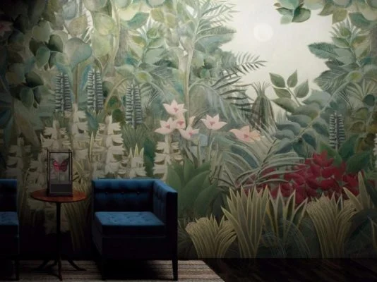 Henri Rousseau sanat akımından ilham alan derin yeşil orman bitkileri pembe çiçekler ve gökyüzünde parlayan dolunay manzaralı modern duvar kağıdı tasarımı.