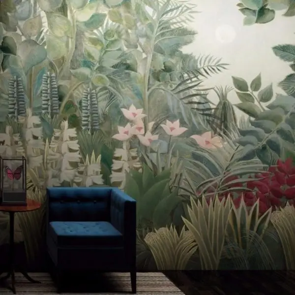 Henri Rousseau sanat akımından ilham alan derin yeşil orman bitkileri pembe çiçekler ve gökyüzünde parlayan dolunay manzaralı modern duvar kağıdı tasarımı.