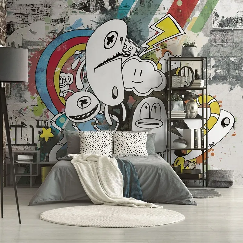 Eskitilmiş ve yırtık afiş desenli bir duvar üzerine çizilmiş gökkuşağı, şimşek ve siyah-beyaz sevimli canavar karakterlerini içeren canlı graffiti sanatı duvar kağıdı.