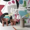 Beyaz zemin üzerinde turkuaz pembe ve siyah renkli soyut geometrik formlar ile organik şekiller içeren modern sanat tasarımı duvar kağıdı