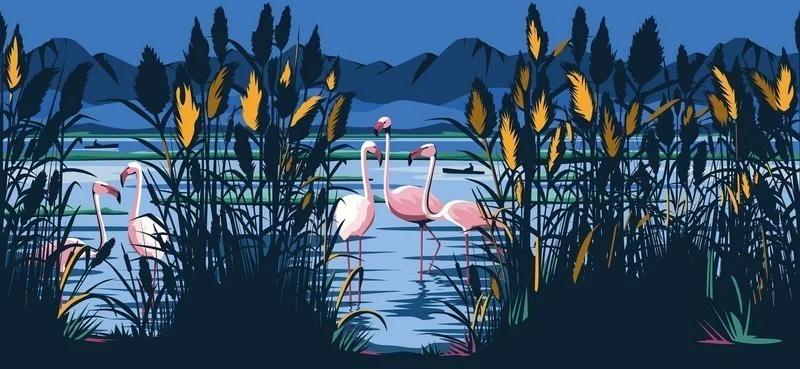 Derin mavi dağ ve sakin göl manzarası önünde yürüyen pembe flamingo figürlerini içeren sanatsal tasarımlı duvar kağıdı.