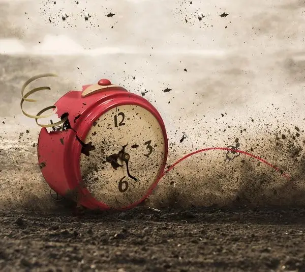 Kahverengi toz ve toprak bulutu içerisinde parçalanmış, yayları fırlamış kırmızı nostaljik çalar saat illüstrasyonlu duvar kağıdı.
