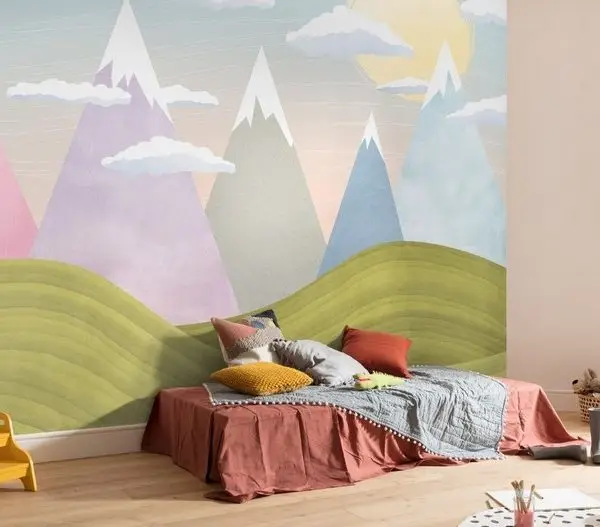 Pastel pembe mor ve mavi karlı dağlar ile güneşli gökyüzü desenli masalsı çocuk odası duvar kağıdı