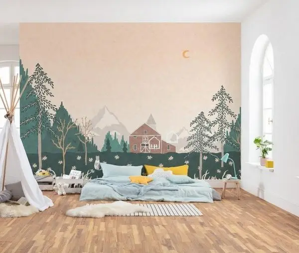 Çam ağaçları arasında vintage çiftlik evi ve çiçekli bahçede oturan kedi figürlü masalsı çocuk odası duvar kağıdı