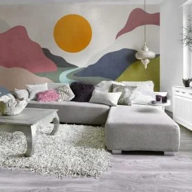 Merkezde turuncu büyük güneş kıvrımlı mavi nehir ve pastel renkli soyut dağ silüetleri içeren modern çocuk odası duvar kağıdı