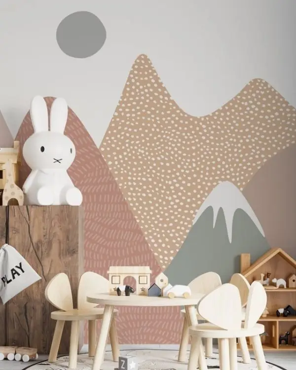 Noktalı ve çizgili desenli toprak tonlarında soyut dağlar karlı zirveler ve gri ay içeren minimalist çocuk odası duvar kağıdı