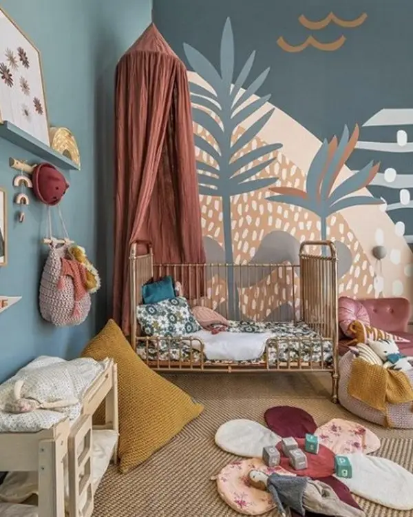 Antrasit bej ve hardal tonlarında soyut geometrik formlar noktalar ve stilize palmiye yaprakları içeren modern duvar kağıdı