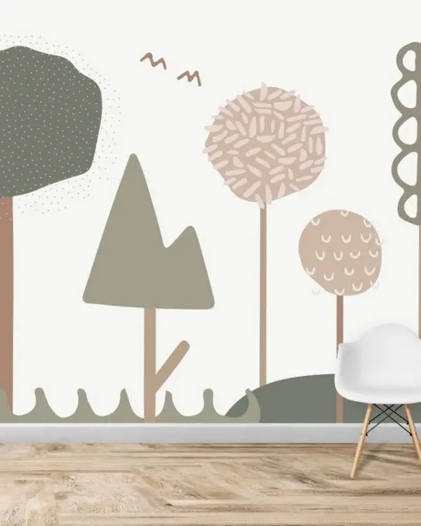 Beyaz zemin üzerinde zeytin yeşili ve toprak tonlarında soyut geometrik ağaç formları içeren modern çocuk odası duvar kağıdı