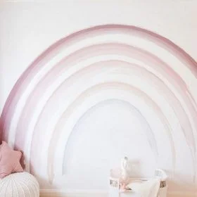 Beyaz zemin üzerinde pudra pembesi şeftali ve bej renklerinden oluşan fırça darbeli modern gökkuşağı illüstrasyonu içeren çocuk odası duvar kağıdı