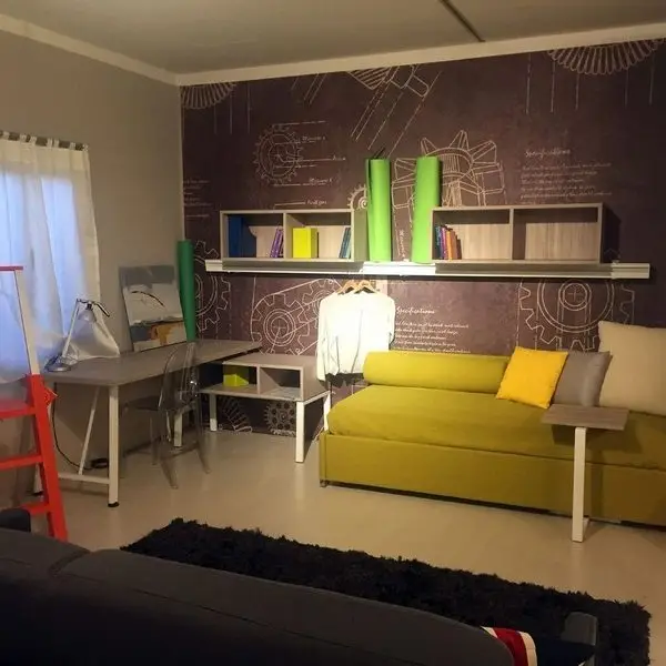 Koyu kahverengi vintage zeminde beyaz hatlı teknik dişli çarklar ve mühendislik planı çizimleri olan duvar kağıdı.