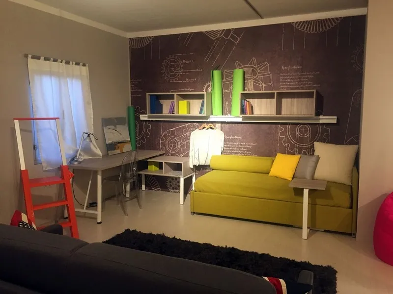 Koyu kahverengi vintage zeminde beyaz hatlı teknik dişli çarklar ve mühendislik planı çizimleri olan duvar kağıdı.