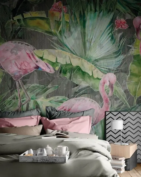 Gri ve antrasit tonlarda palmiye yaprakları arasında duran canlı pembe flamingo figürlü 3D dijital baskı gerçek duvar kağıdı.