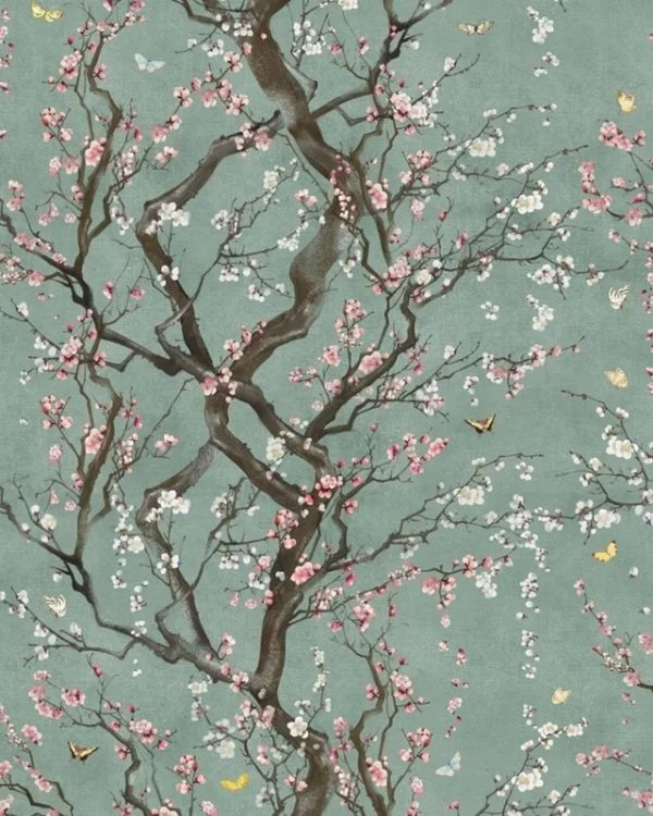 puslu su yeşili zemin üzerinde pembe ve beyaz kiraz çiçekleri (sakura) ve kelebek desenli duvar kağıdı.