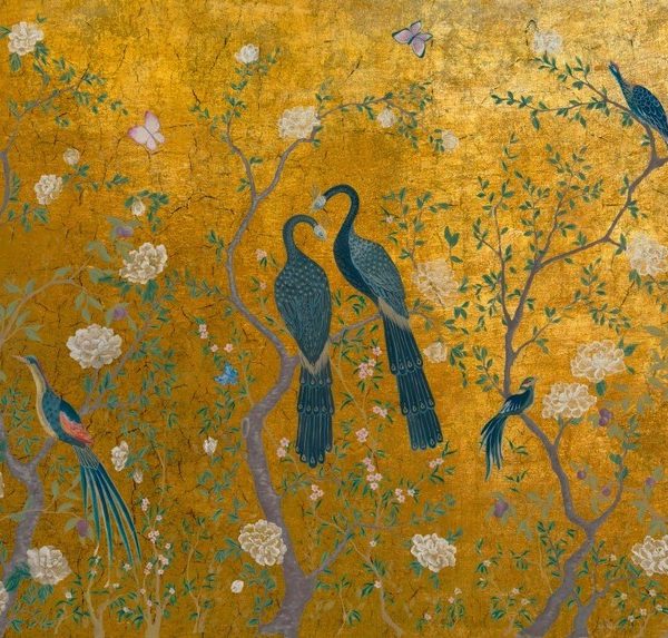 altın varak efektli zemin üzerinde mavi gövdeli dört tavus kuşu ve beyaz şakayık çiçekli duvar kağıdı