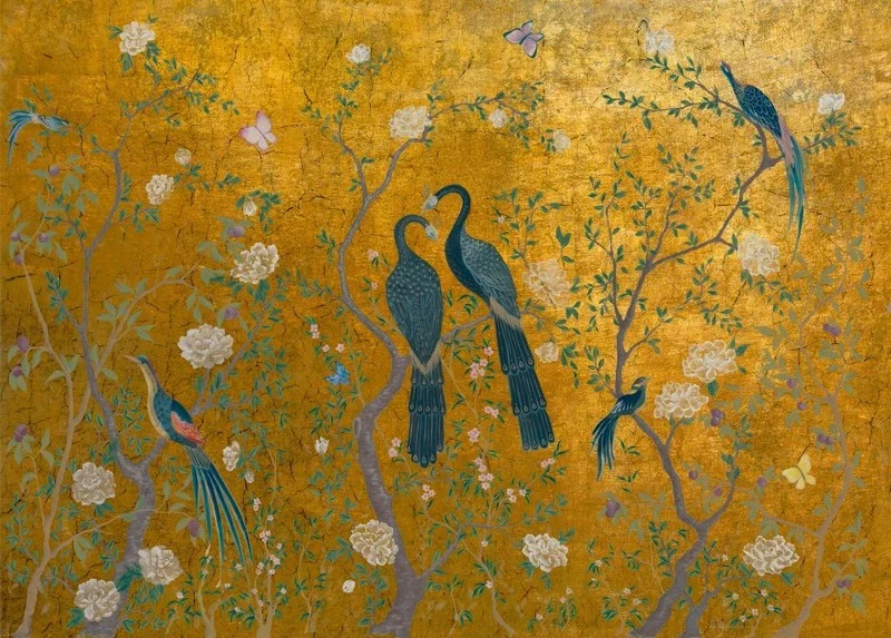 altın varak efektli zemin üzerinde mavi gövdeli dört tavus kuşu ve beyaz şakayık çiçekli duvar kağıdı