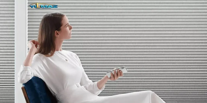 motorlu-plise-perde-sistemleri-ve-uzaktan-kumandali-katlanir-perde-modelleri